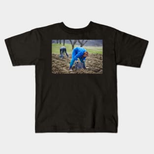 Family of peasants sowing potatoes Kids T-Shirt